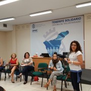 La ponente impartiendo el curso