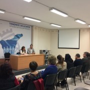 Mesa presidencial del Acto presidida por la Directora Insular de Voluntariado y Promoción a la Inclusión Social Dña. Juana María de la Rosa González y El director del CIFP Las Indias D. Gregorio Fernando Hernández