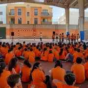 Alumnado en el patio del Centro Educativo