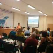 Vista parcial de la sala y la ponente