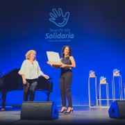 La Asociación mariposas Blancas entregando una placa de reconocimiento al Programa Tenerife  Isla Solidaria