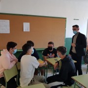 El consejero delegado de participación ciudadana del Cabildo, Nauzet Gugliotta visitando al alumnado