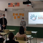 El consejero delegado de participación ciudadana del Cabildo, Nauzet Gugliotta y la alcaldesa del Ayuntamiento de Candelaria mari Brito dirigiéndose al alumnado