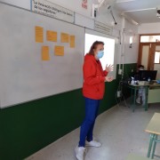 La dinamizadora del Programa Tenerife Isla Solidaria impartiendo un taller