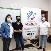La dinamizadora del Programa Tenerife Isla Solidaria junto a la representante de la Asociación Sociocultural Espacio 3.16 y la profesora del curso