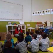 La dinamizadora del Programa Tenerife Isla Solidaria con el alumnado