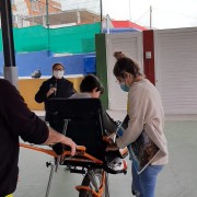 Prueba de la silla por parte del alumnado del centro