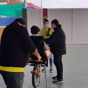 Prueba de la silla por parte del alumnado del centro