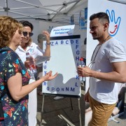 El consejero delegado de Participación Ciudadana y Diversidad, Nauzet Gugliotta, visitando los stands