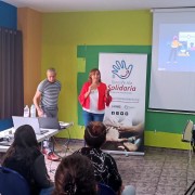 Representantes de la Asociación Gestionar-T para la Gestión, Fomento, Formación y Desempeño de los Objetivos de Desarrollo Sostenible de Tenerife, impartiendo la charla