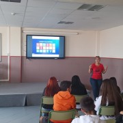La Asociación Medioambiental Cruz Santa impartiendo el taller