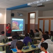 La Asociación Medioambiental Cruz Santa impartiendo el taller