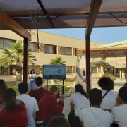 Una de las técnico del Programa Tenerife Isla Solidaria impartiendo el taller de voluntariado