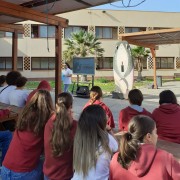 Una de las técnico del Programa Tenerife Isla Solidaria impartiendo el taller de voluntariado