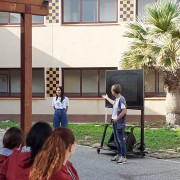 La Asociación Cultural Recreativa y Deportiva, INCLÚYEME realizando su exposición