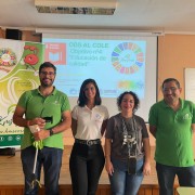 Foto de grupo con representantes del Programa Tenerife Isla Solidaria, Asociación KMS Verdes e IES Güimar