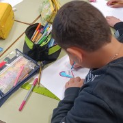 El alumnado realizando actividades en el taller